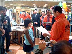 スーパーTマート東部での表彰式（11/16）