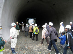 現場見学の様子